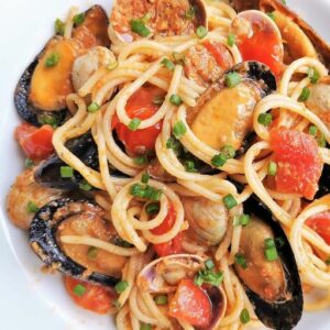 Espaguetis al pesto rojo con moluscos